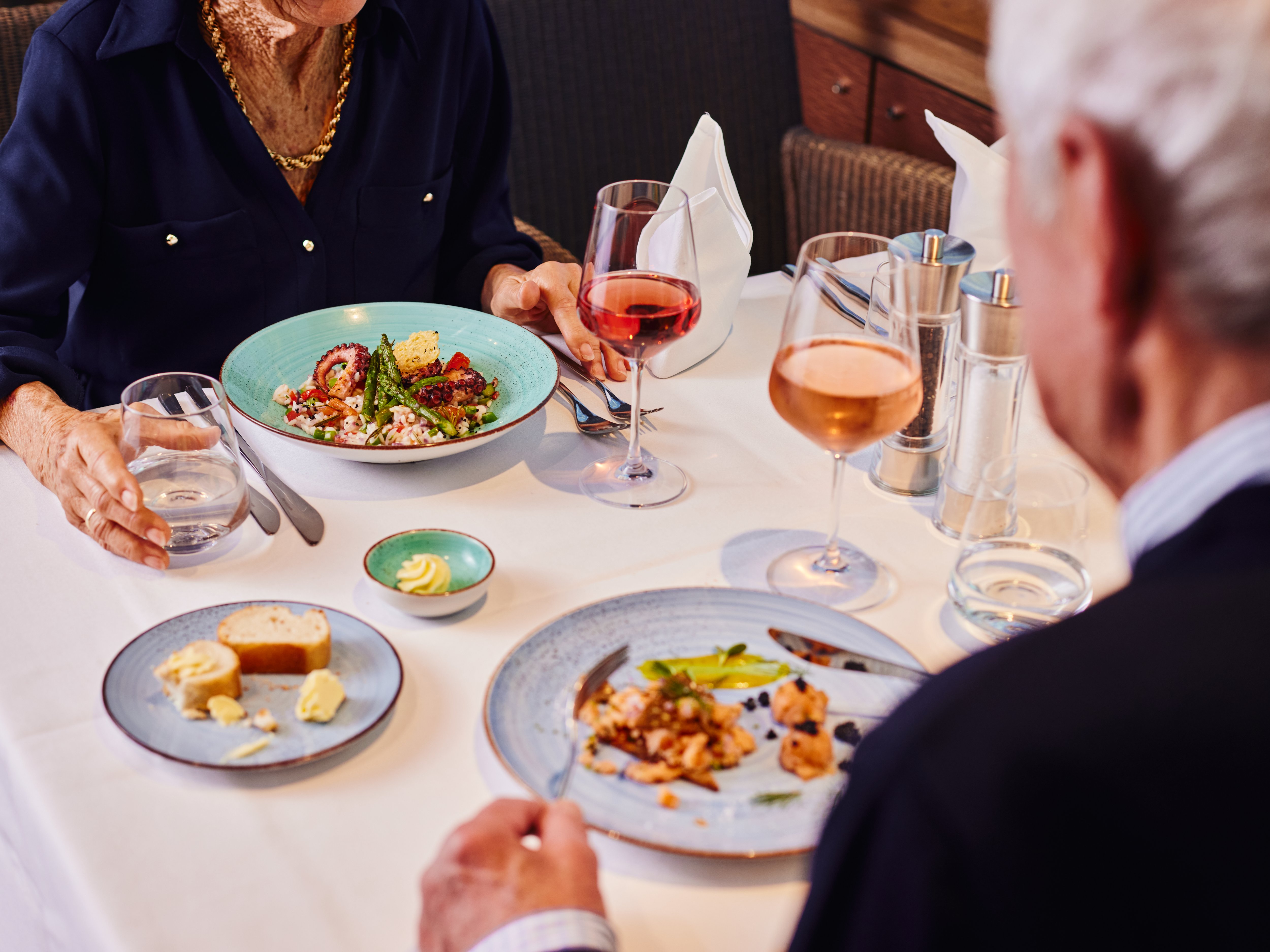 Menschen essen im Restaurant auf AIDAnova 