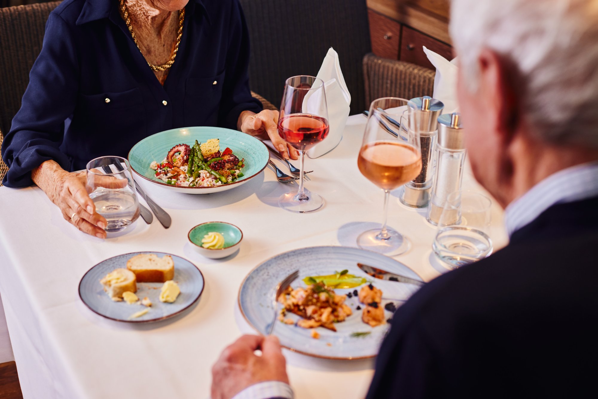 Älteres Paar genießt ein Dinner