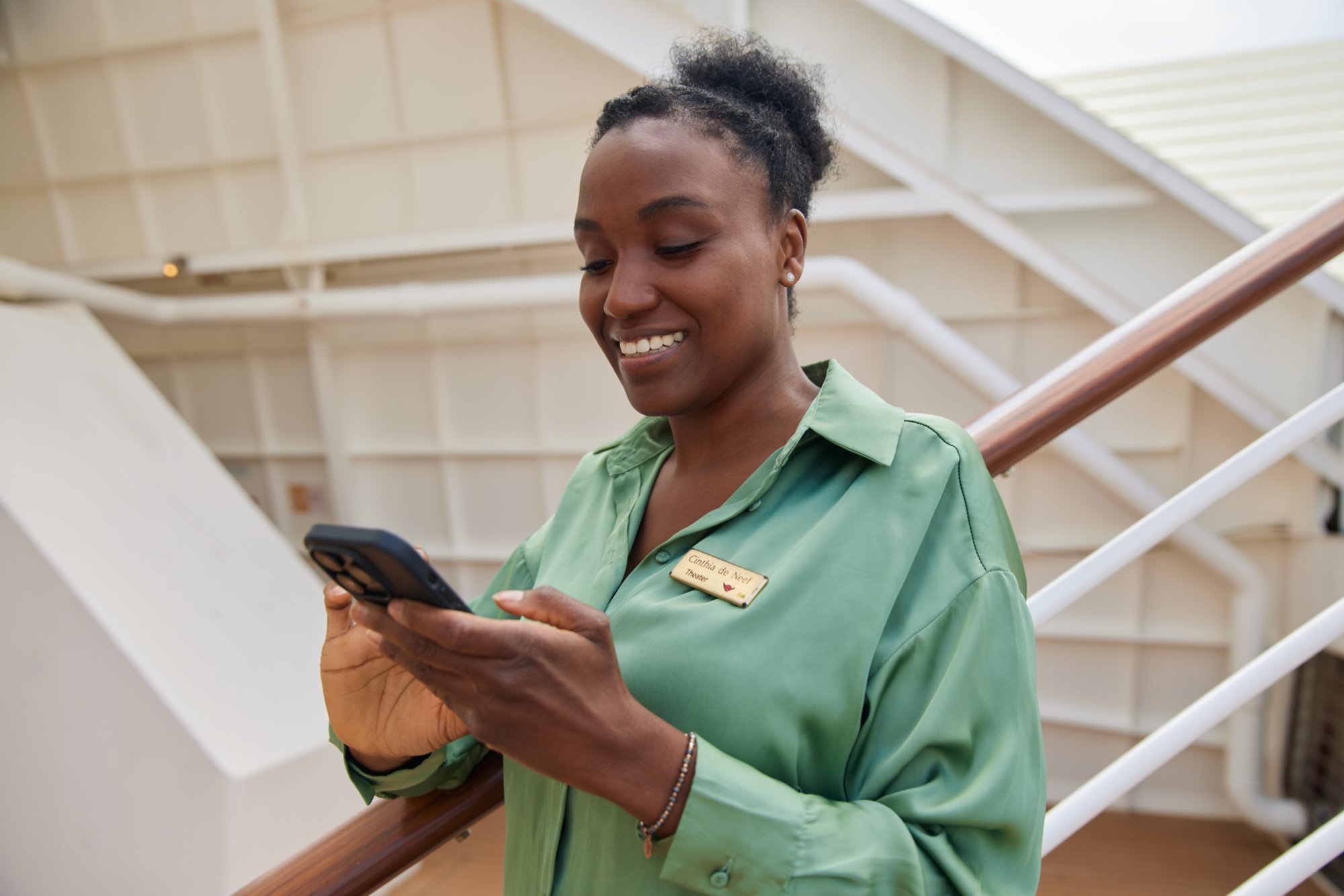 AIDA Crew Mitglied mit Handy in der Hand