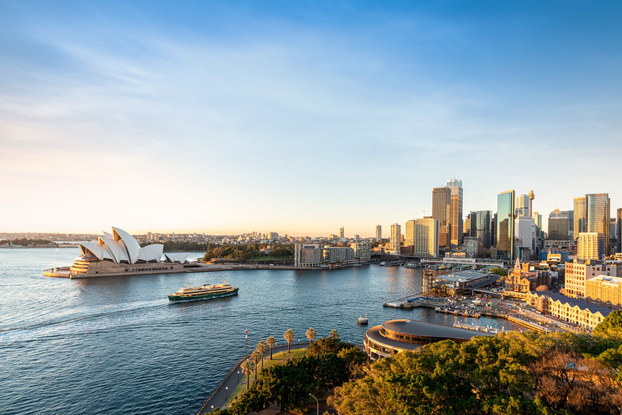 Das Opernhaus von Sydney samt Hafen aus Vogelperspektive