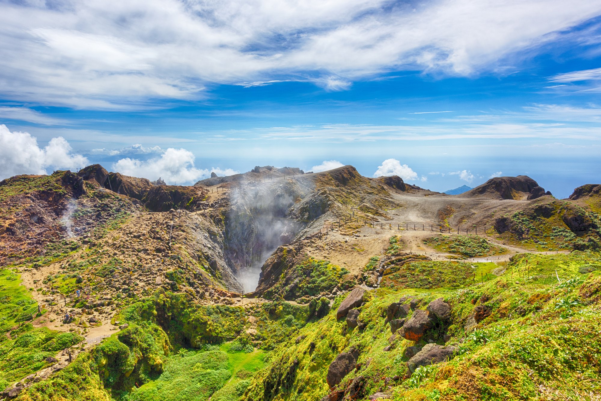 Gebirge und Vulkankrater auf Guadeloupe