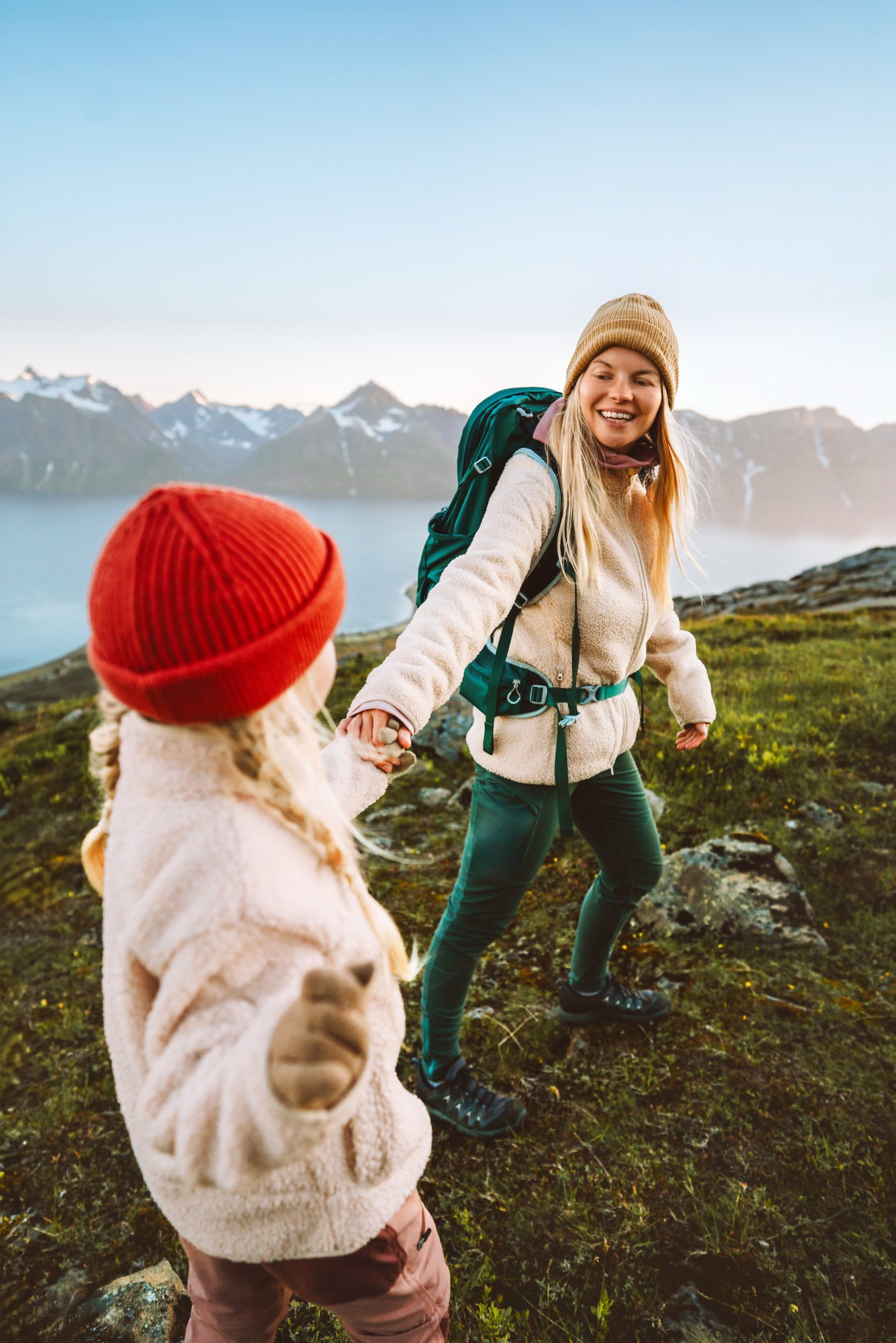 Mutter und Tochter beim Wandern in den Bergen