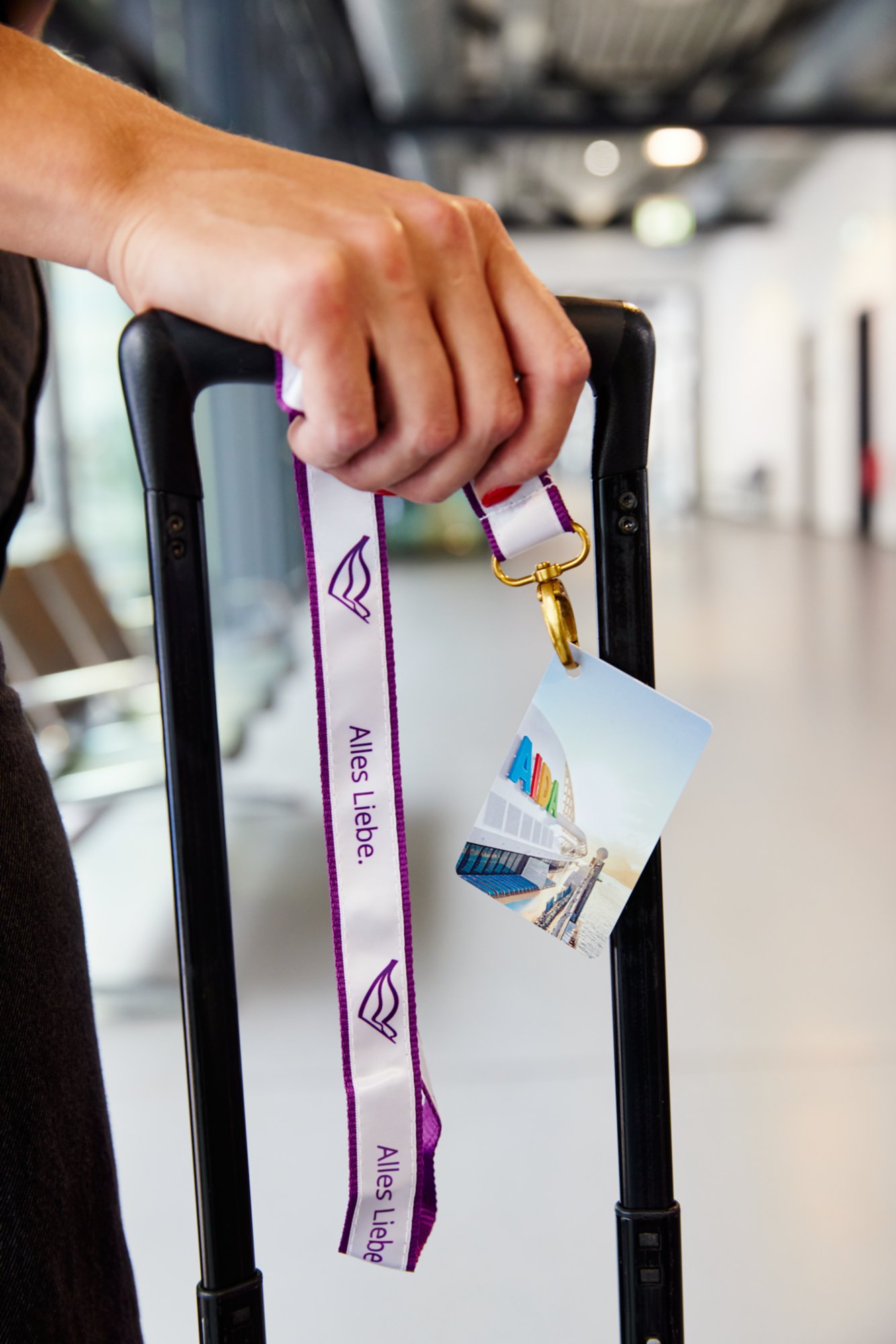 Jemand hält eine Bordkarte beim Check-in