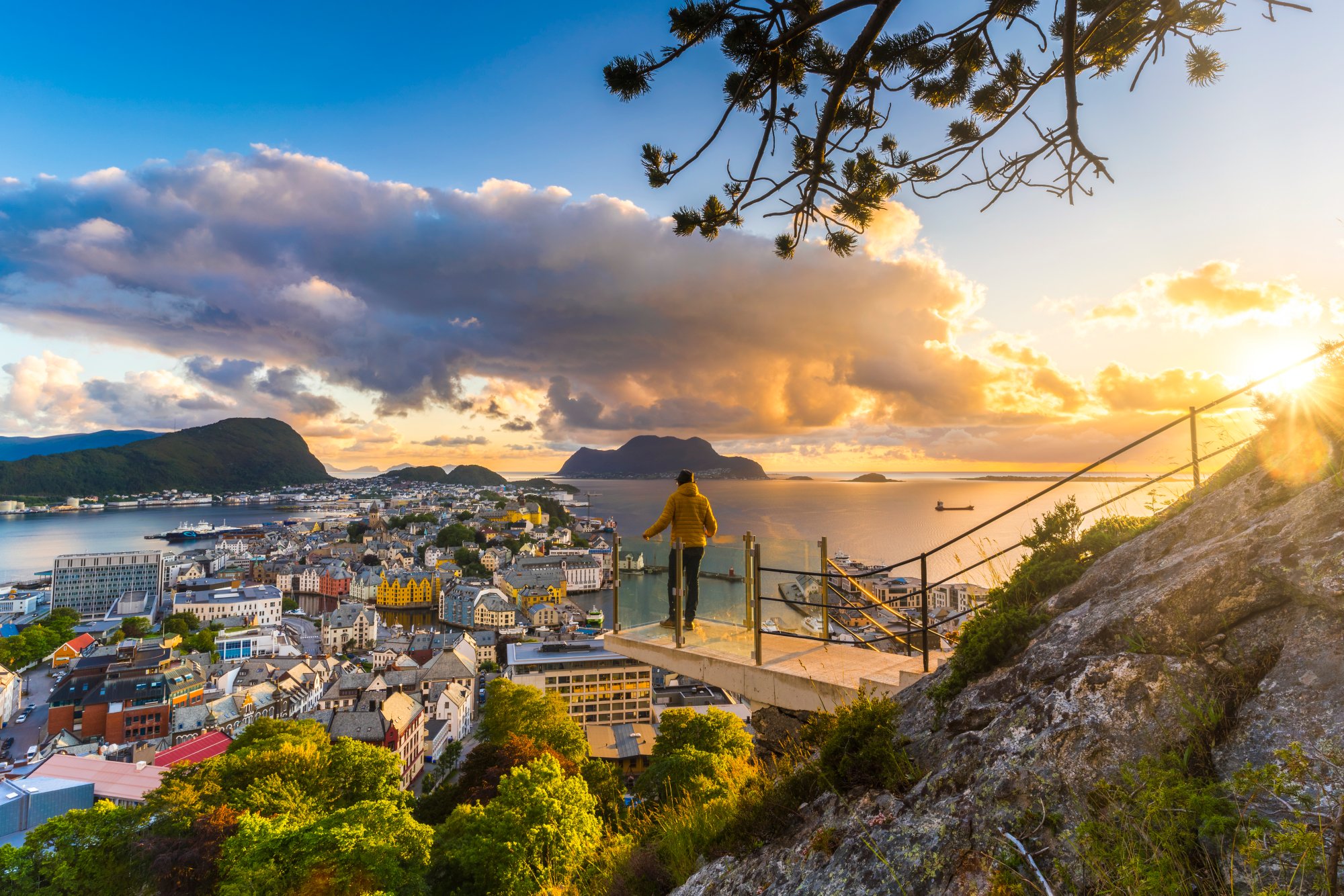 Sonnenuntergang über der Stadt Alesund