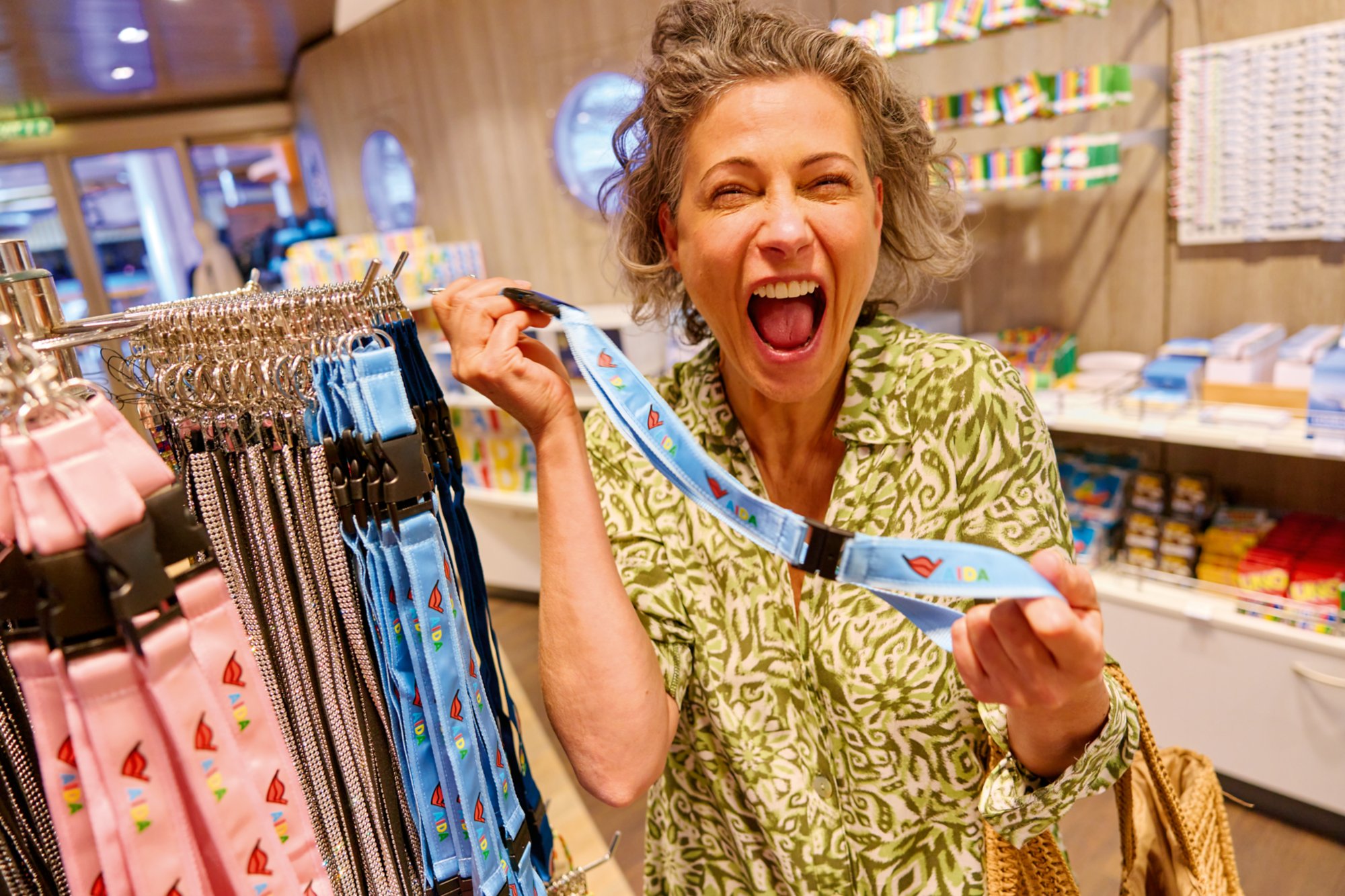Frau freut sich beim Shoppen