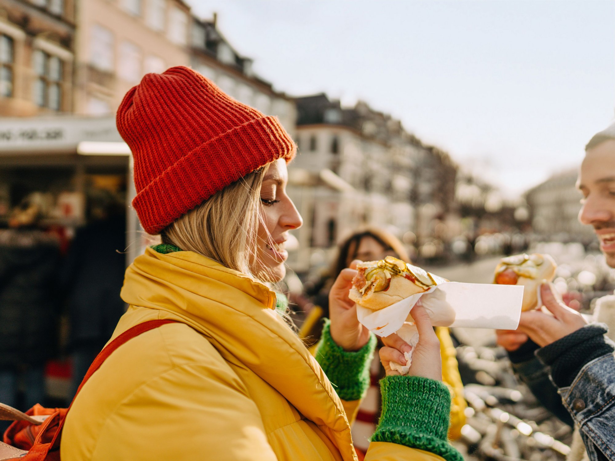 Frau isst in Kopenhagen