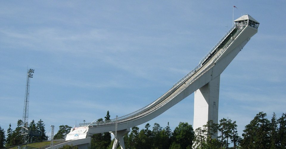 Stadt mit Holmenkollen-Sprungschanze und Vigeland-Skulpturenpark