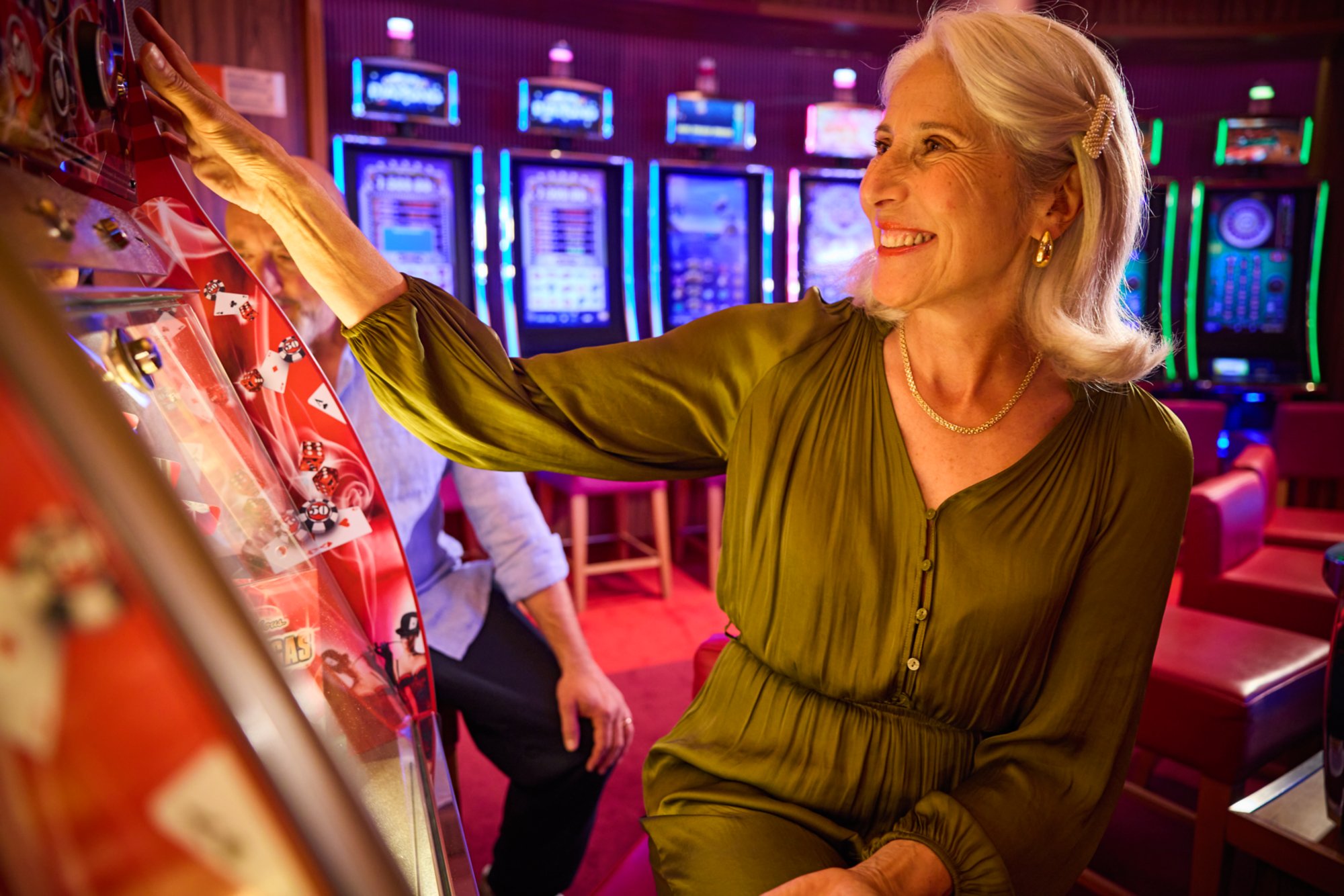 Lachende Frau am Spielautomaten.