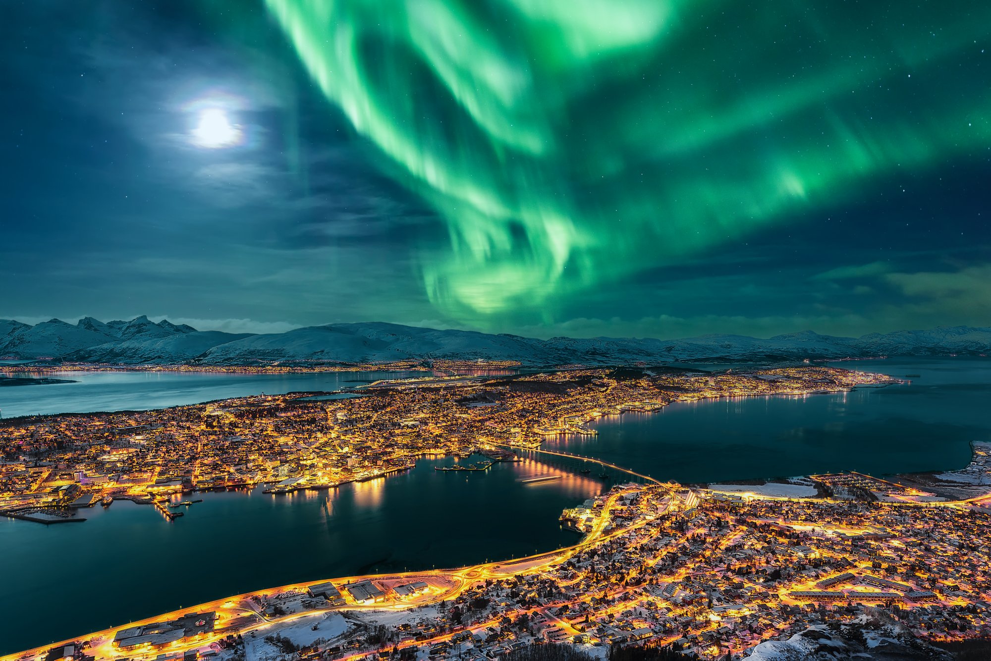 Spektakuläre grüne Polarlichter (Aurora Borealis) über Tromsø – Naturschauspiel im Winter erleben