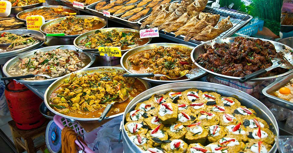 Bunte Garküchen des beliebten Bangrak-Viertels in Bangkok