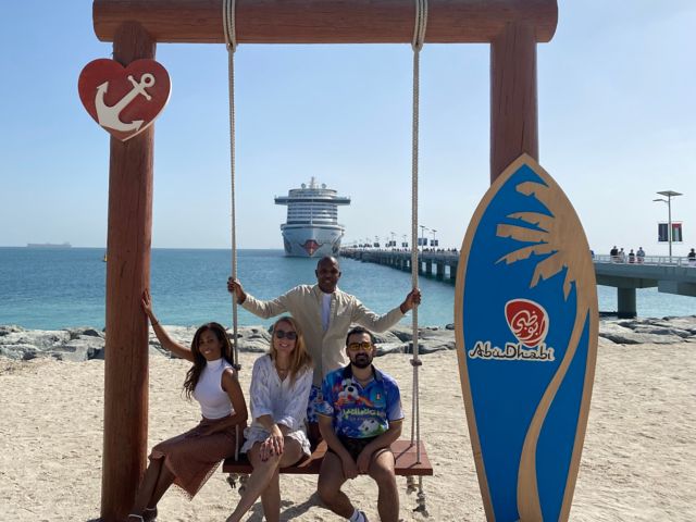 Die Kandidaten der zweiten Staffel "Das perfekte Dinner" am Strand in Abu Dhabi