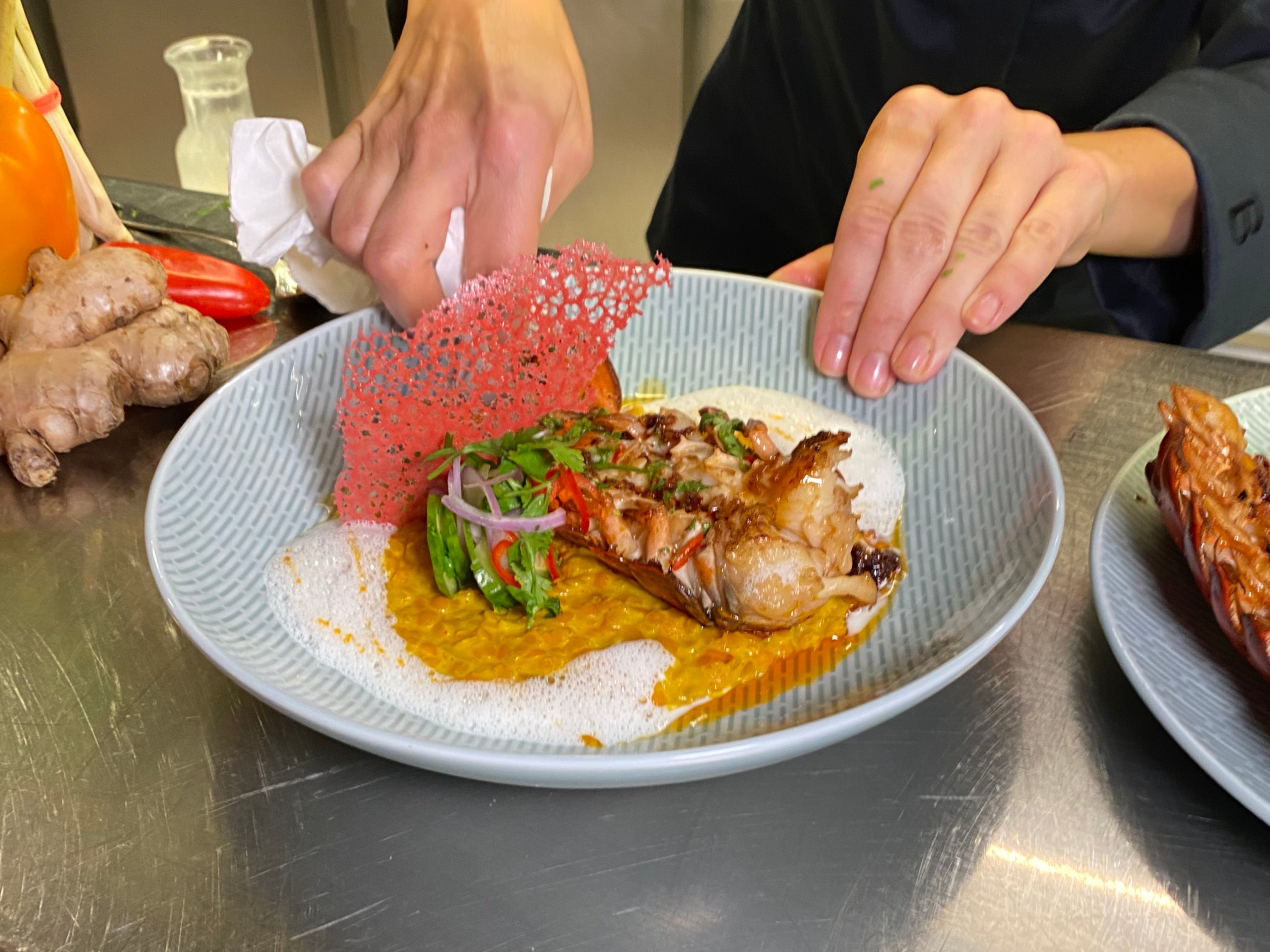 Gourmetpatin Felicitas Then präsentiert ein feines Gericht