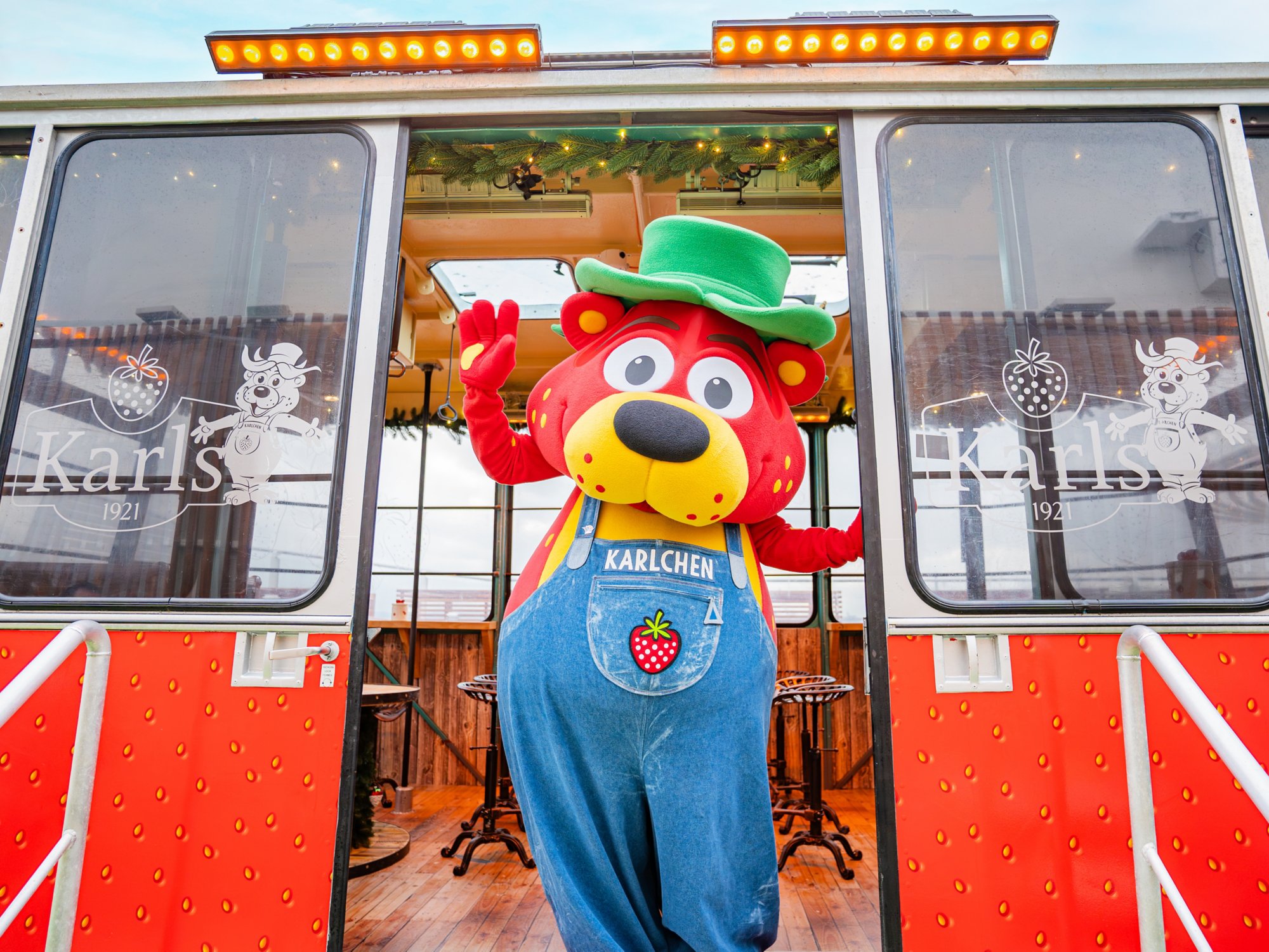 Das Maskottchen von Karls in einer Gondel auf AIDAnova