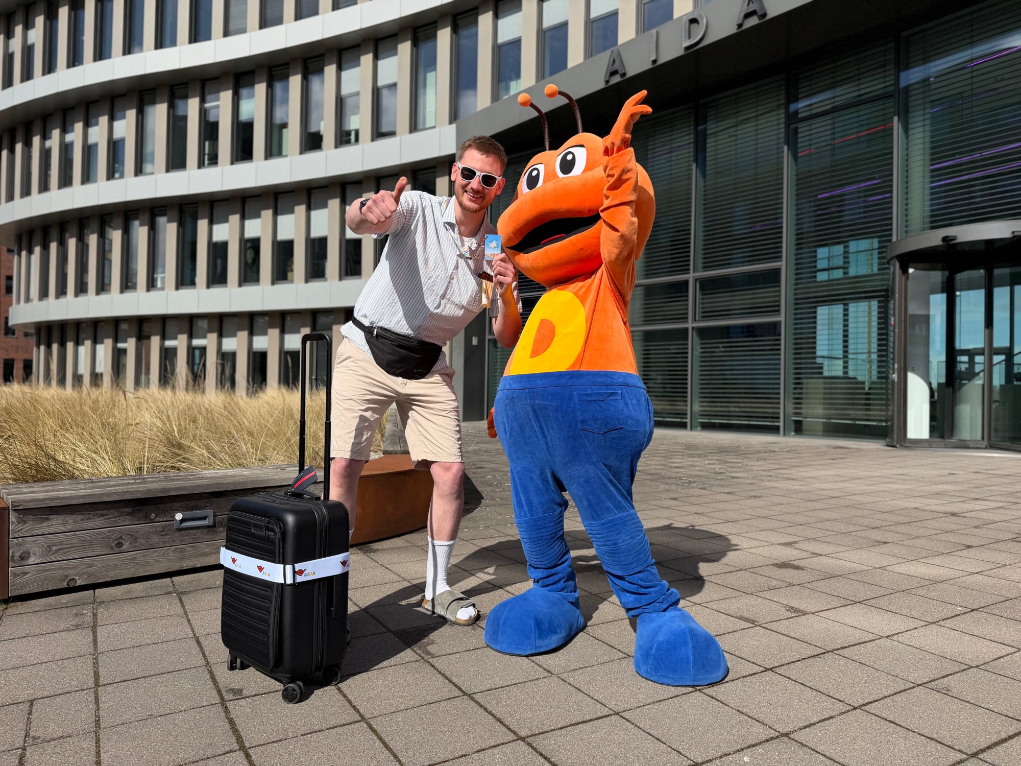 typischer AIDA Gast mit Dodo vor AIDAhome