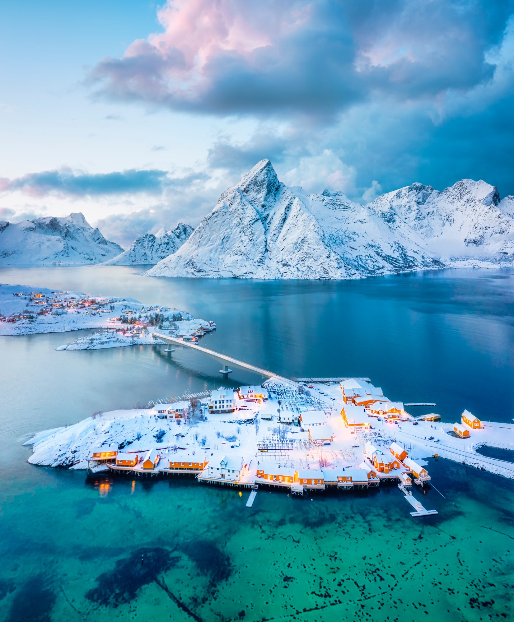 Leknes auf den Lofoten in Schnee bedeckt und bei Dämmerlicht