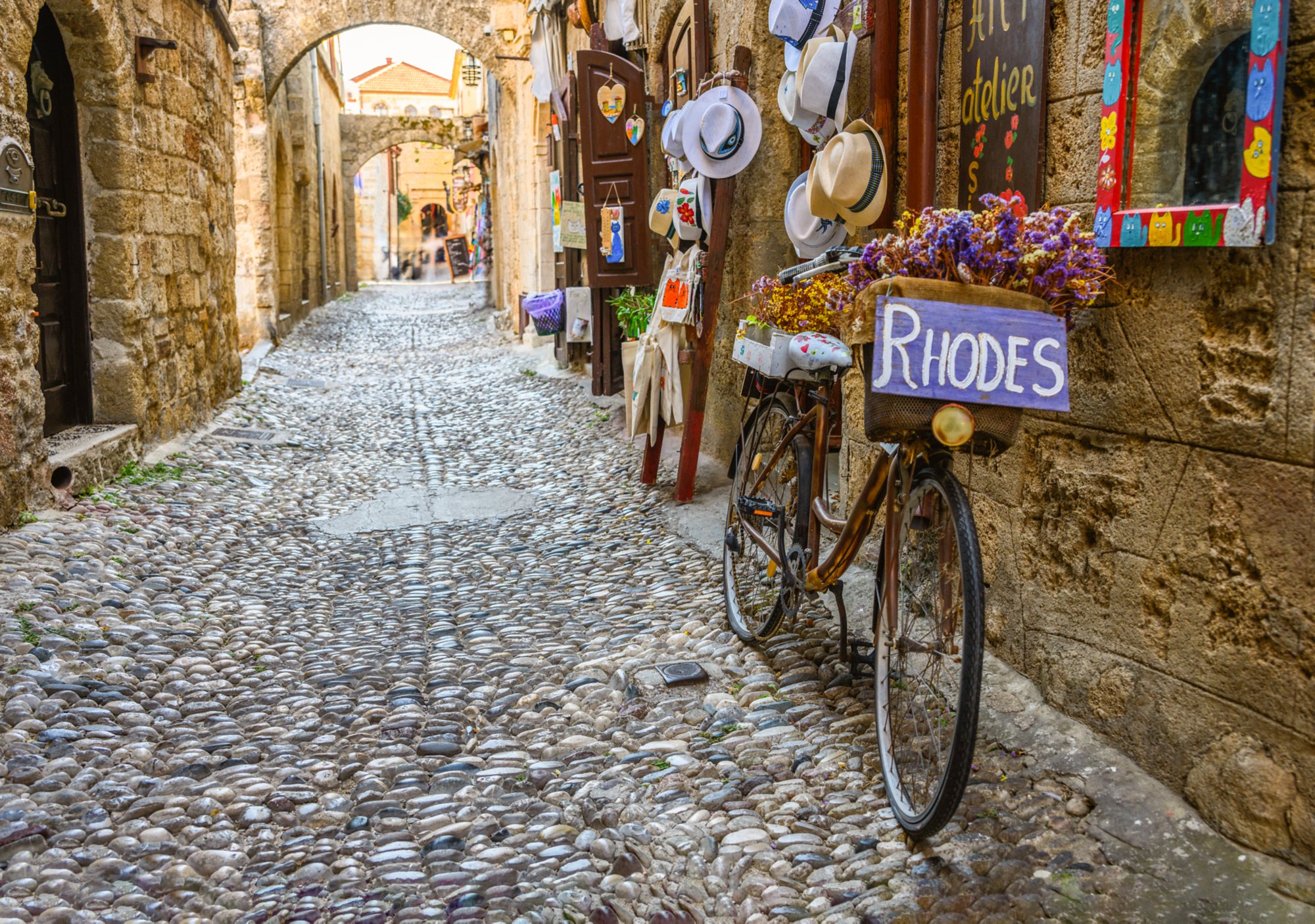 Kleine Gasse mit Kopfsteinpflaster auf Rhodos