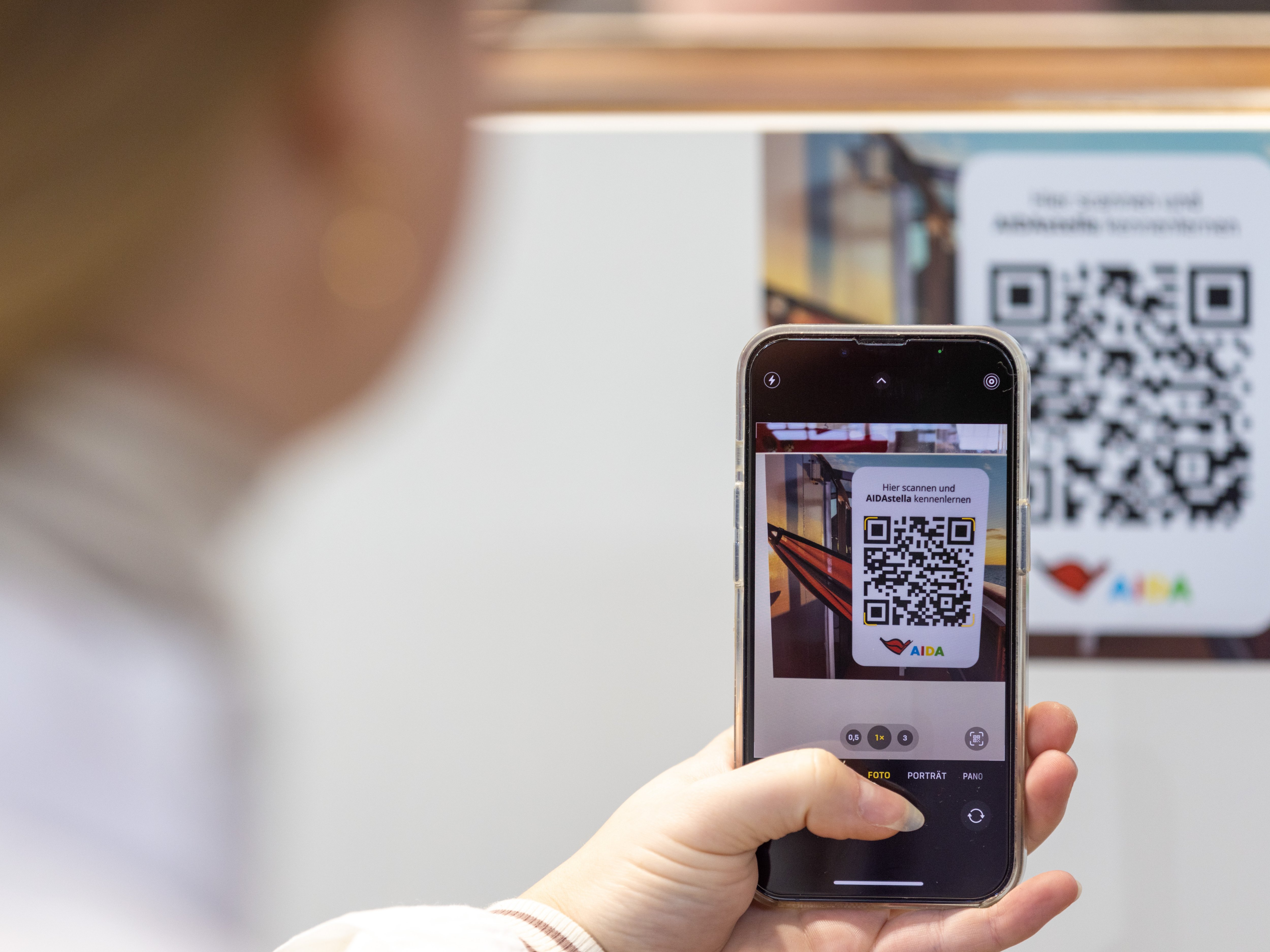 Frau scannt QR Codes auf der Messe Stuttgart