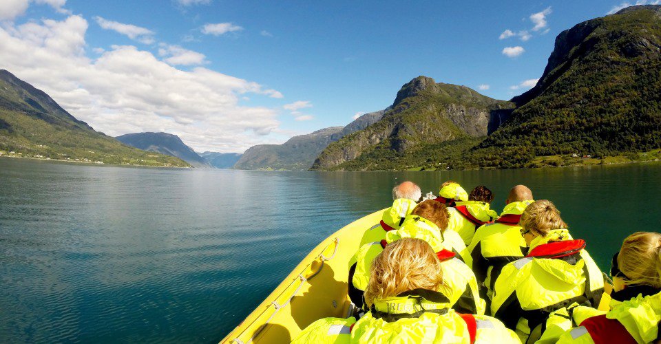 Rasante Motorbootfahrt und Wanderung zum Wasserfall 