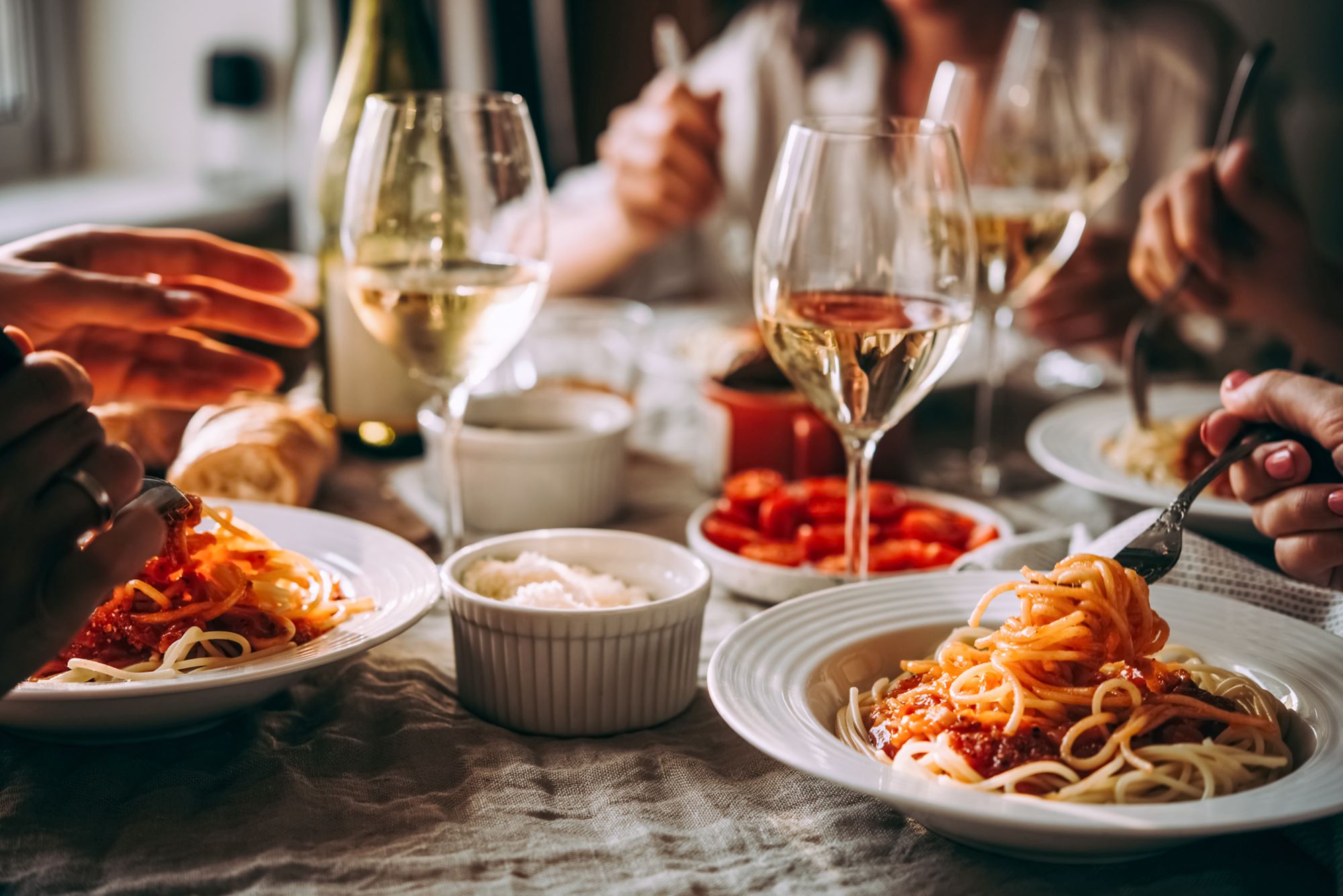 Freunde beim Pasta-Essen zu Hause oder in einem Restaurant