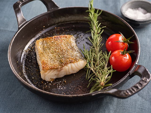 Gericht mit Fisch und Tomaten