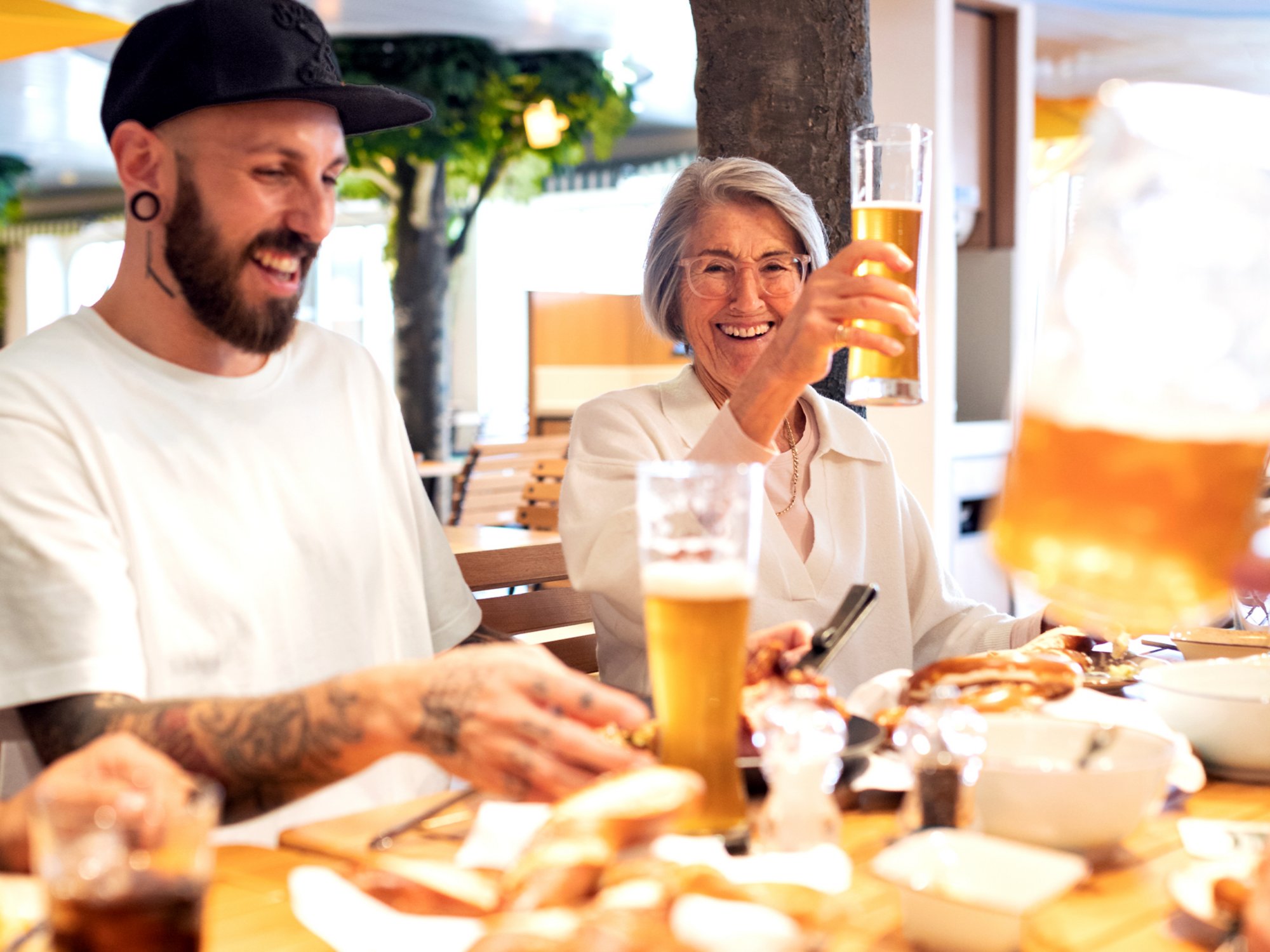 Anstoßen im Brauhaus