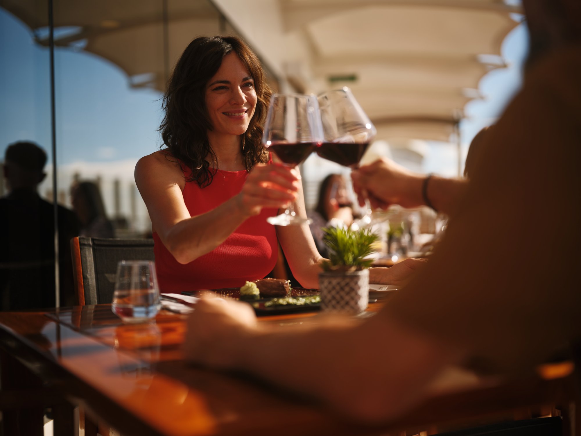 Paar trinkt Rotwein im Steakhaus