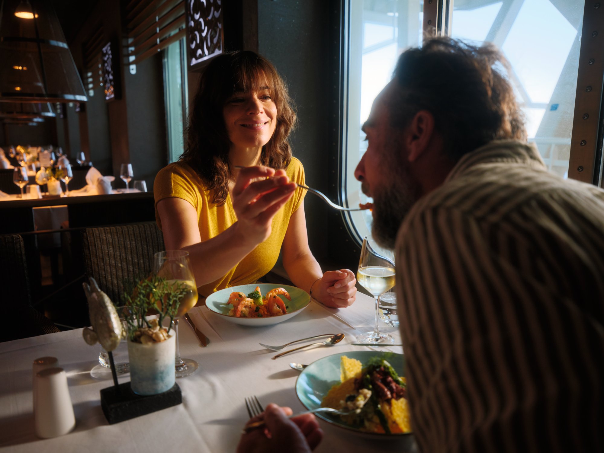 Paar genießt Essen im Ocean-Restaurant