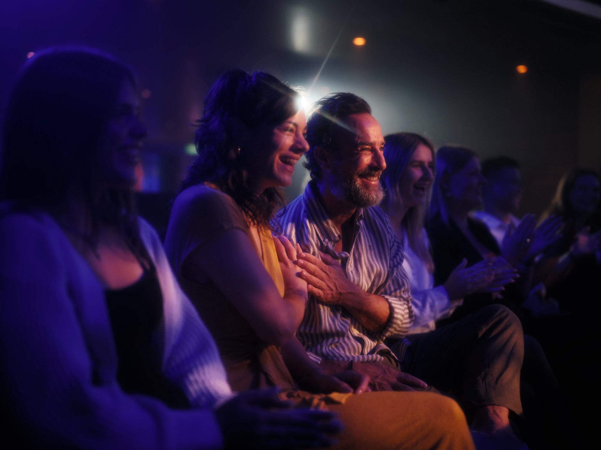 Paar hat Spaß im Theatrium