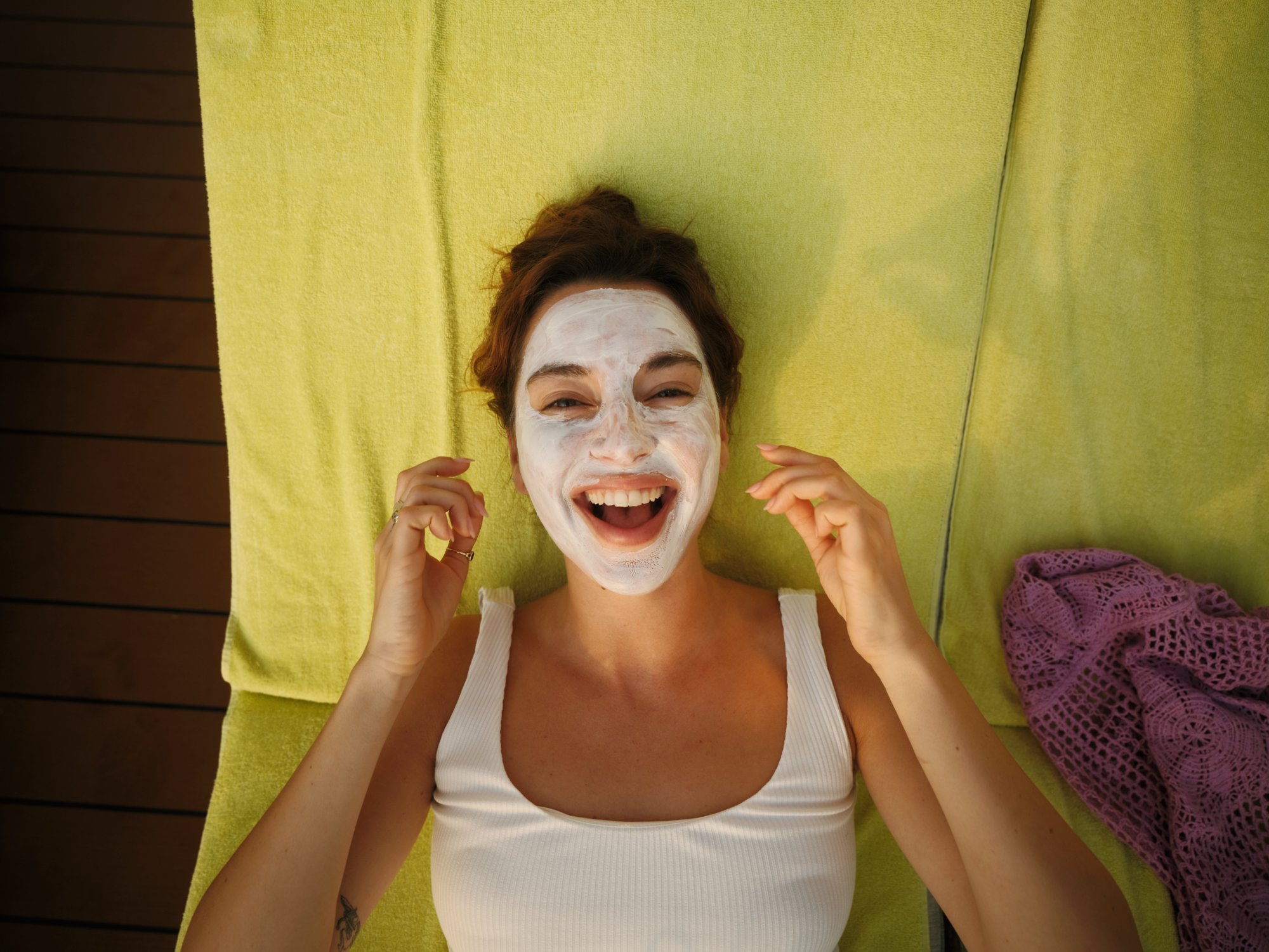 Frau nimmt Gesichtsmaske  im Spa  