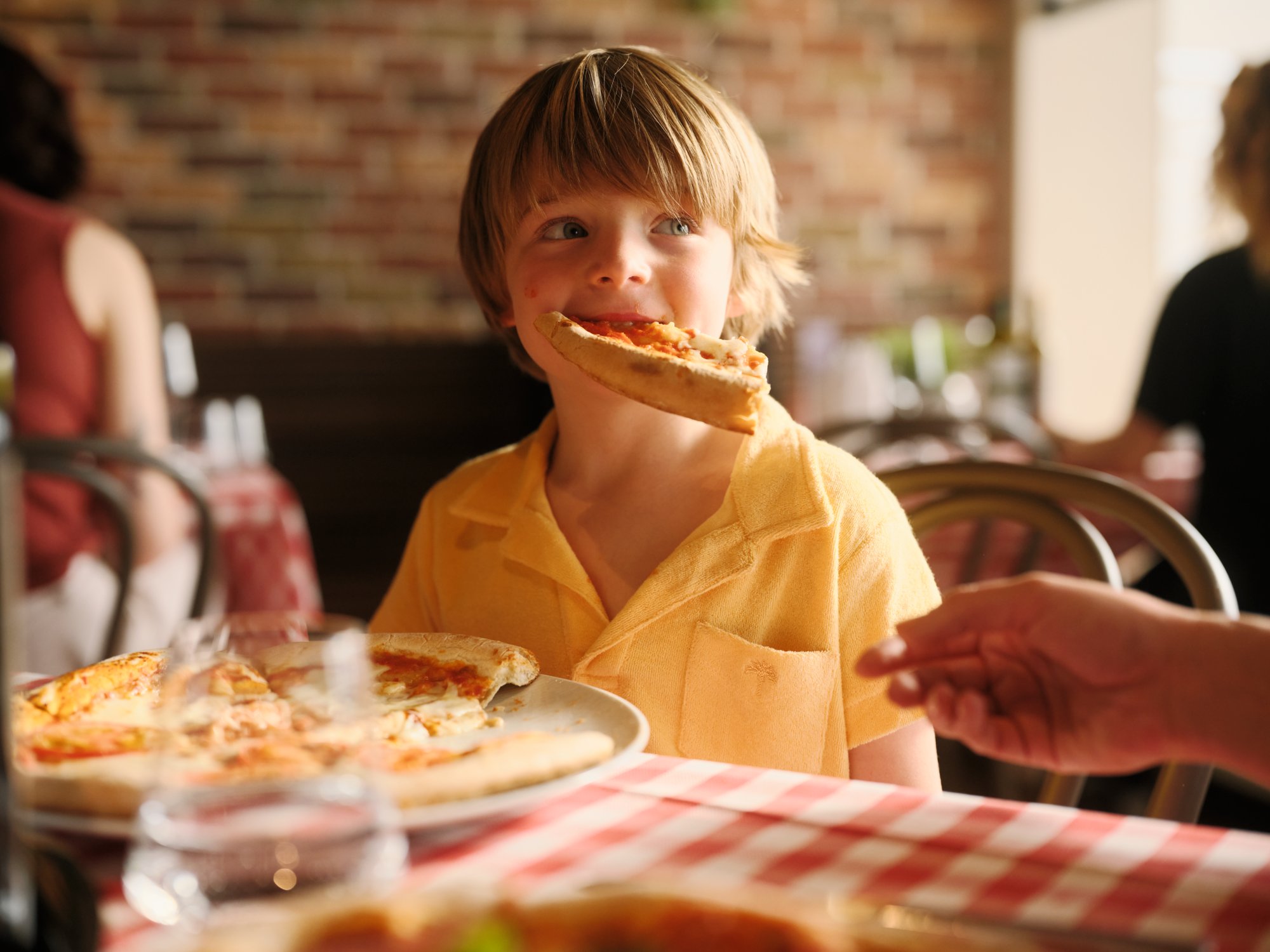 Junge mit Pizza im Mund