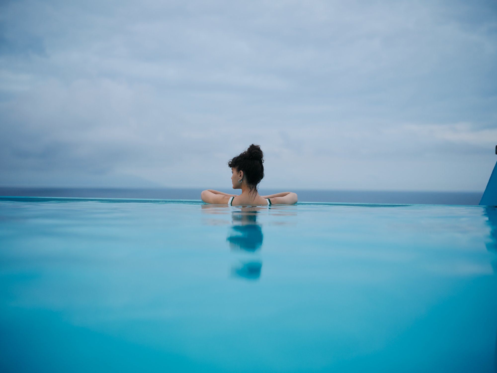 Frau in Infintypool