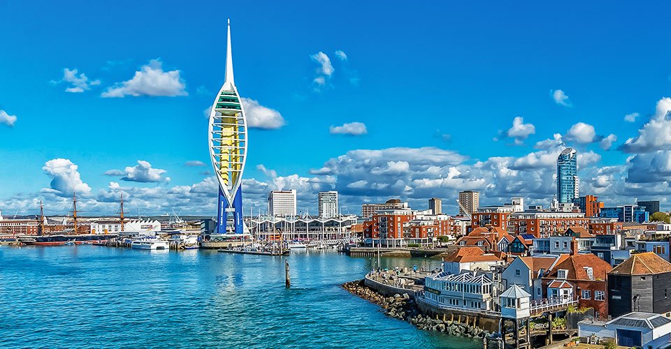 Hafenstadt Portsmouth mit Aussichtsturm Spinnaker Tower und Freizeit
