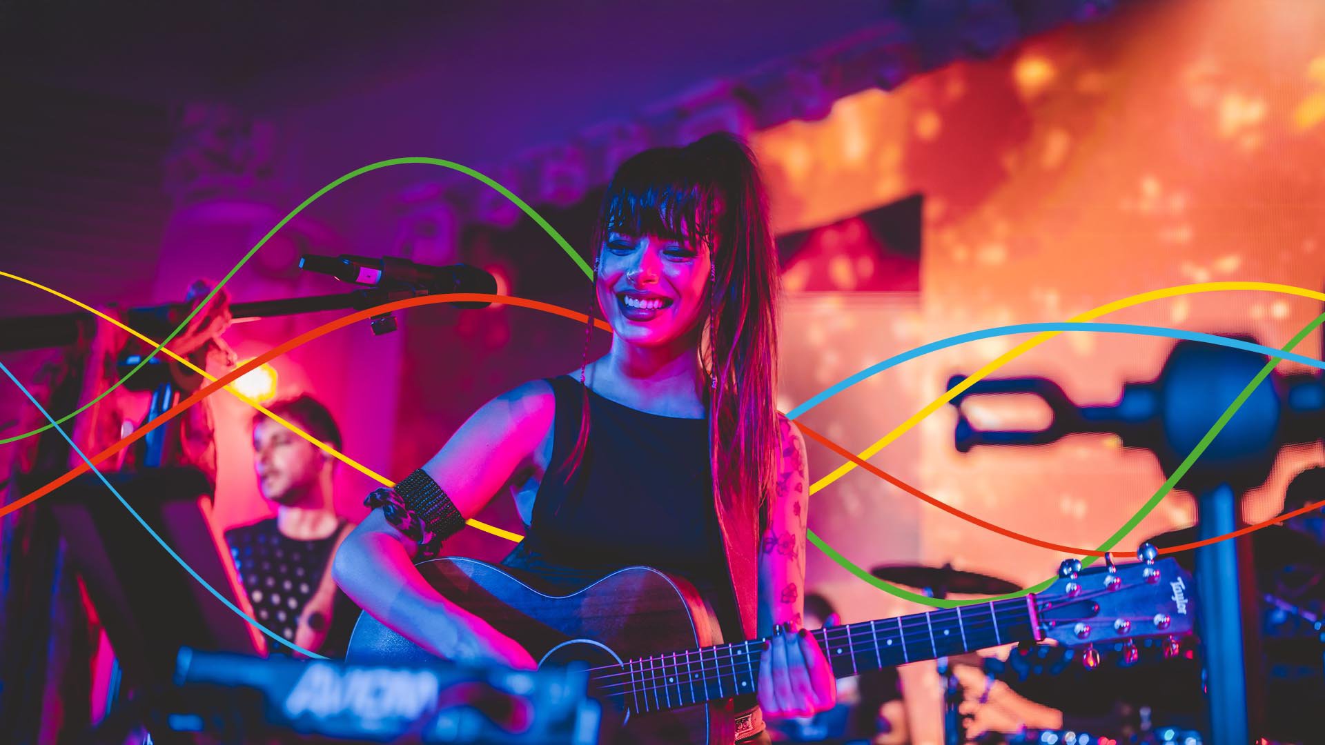 Titelbild AIDAradio Newcomer Contest 2026 - ein buntes Bild mit einer Frau, die auf einer Bühne Gitarre spielt