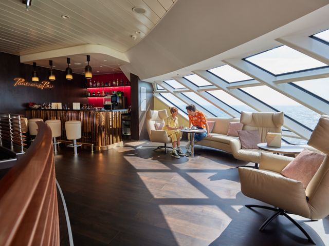 Panorama Lounge & Bar mit Meerblick und gemütlicher Sitzgruppe