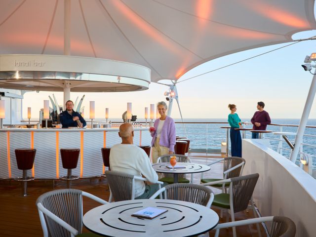 Lanai Bar auf AIDAdiva mit Gästen