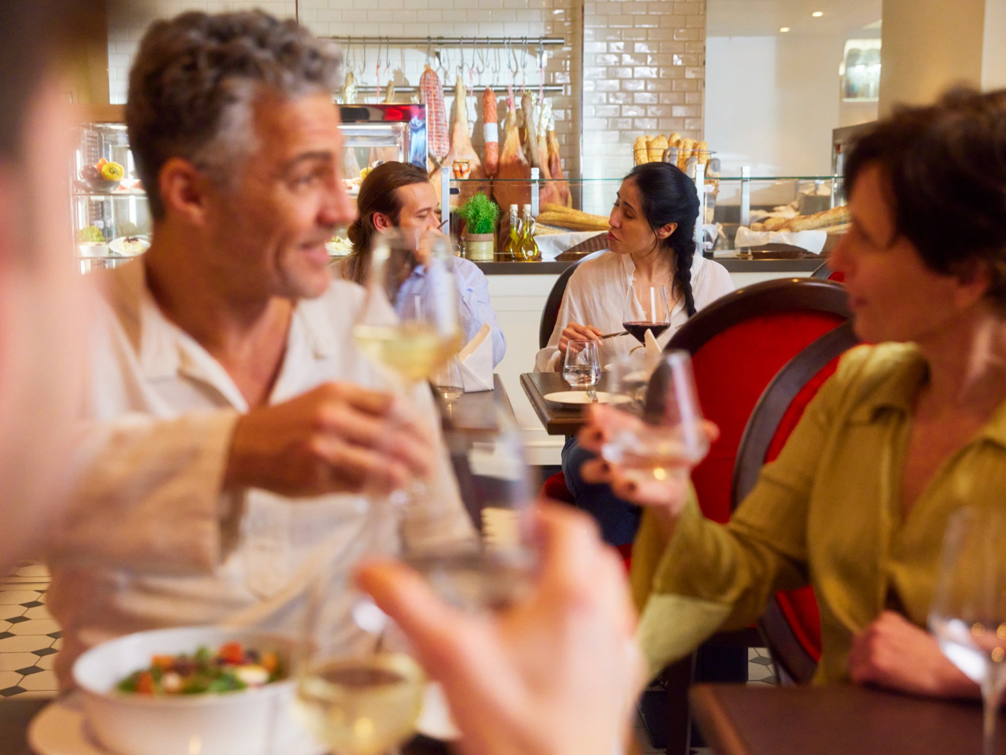 Gesellschaft am Tisch