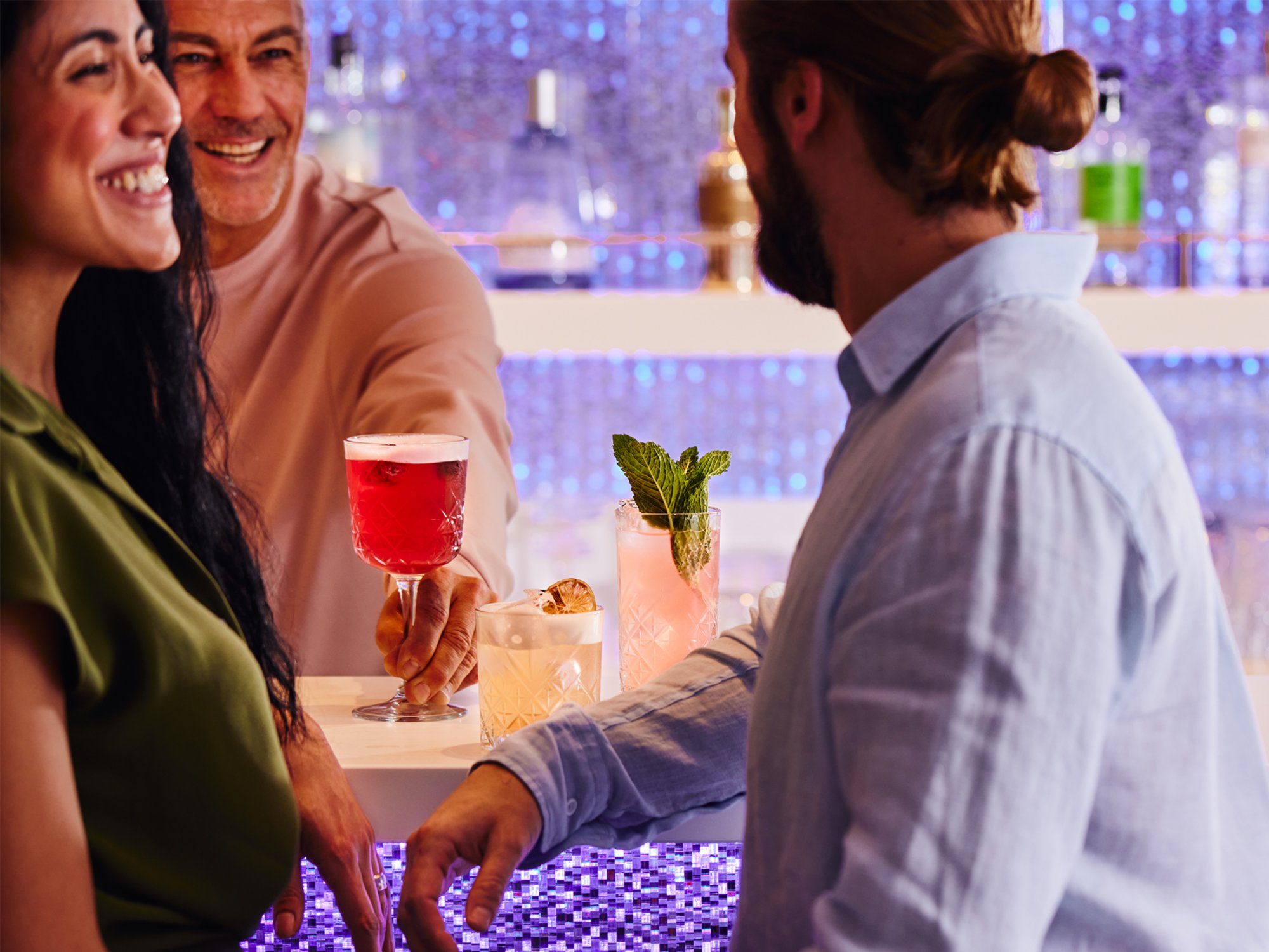 Frau und Mann sitzen an der Bar