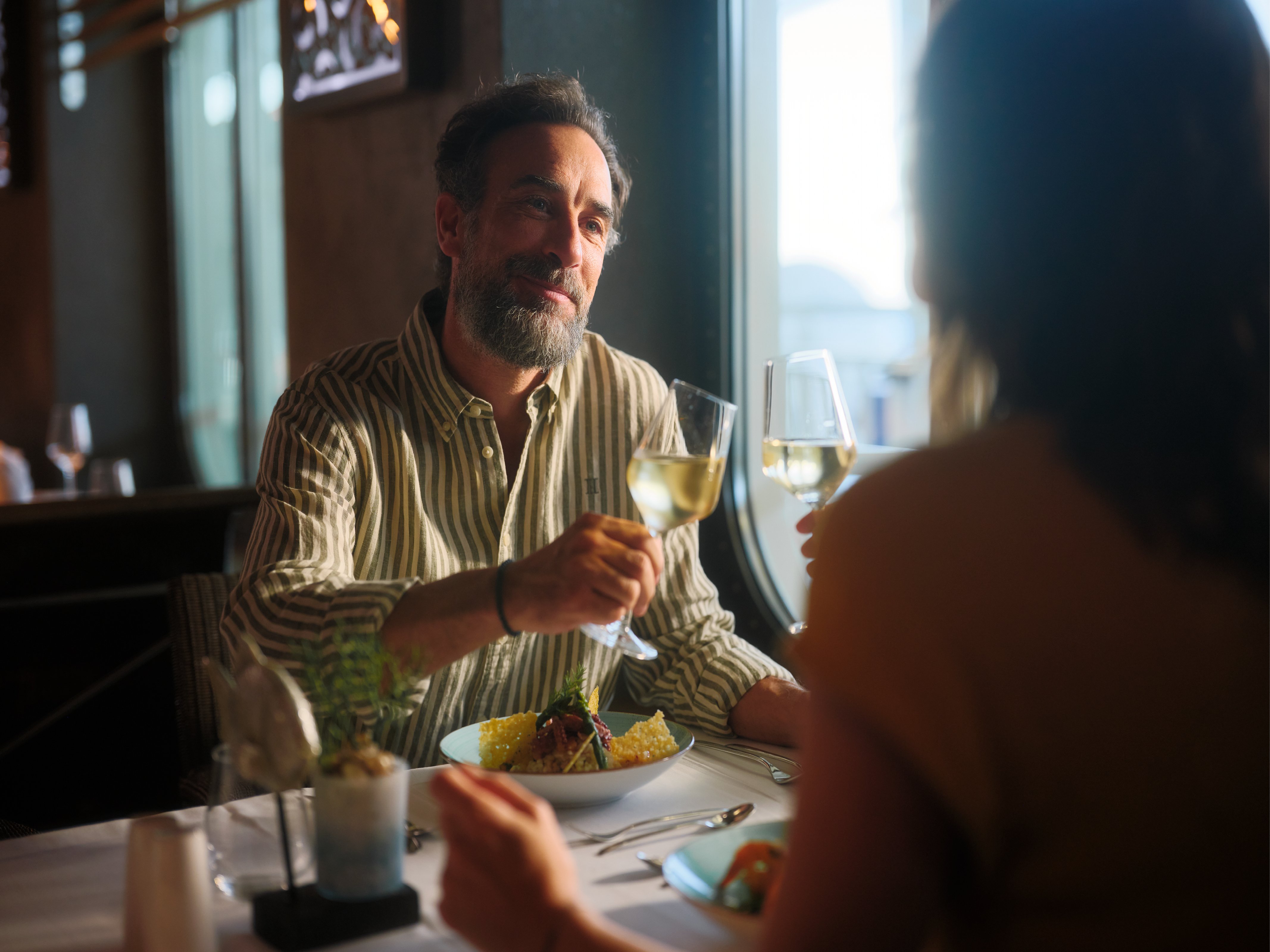 Mann und Frau essen im Ocean-Restaurant 