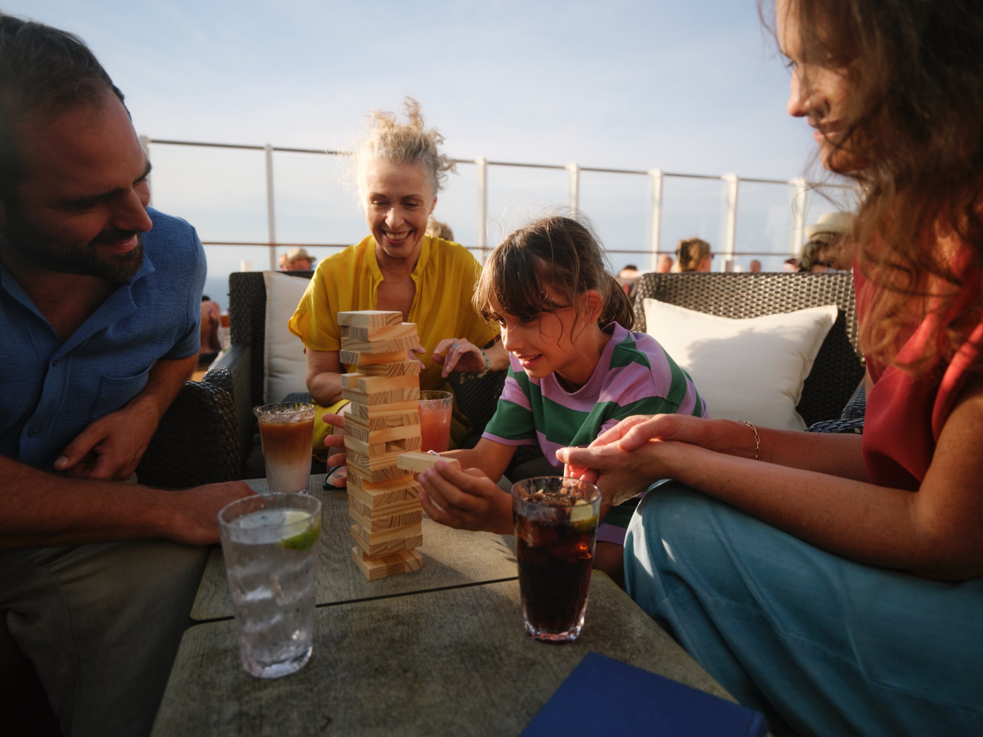 Nahaufnahme einer Familie beim Janga spielen