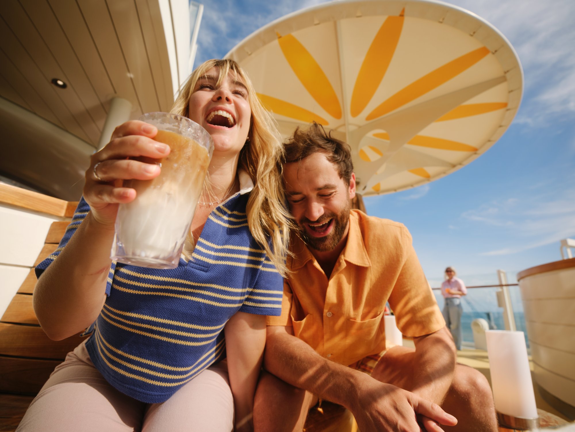 Frau mit Kaffeespezialität in der Hand