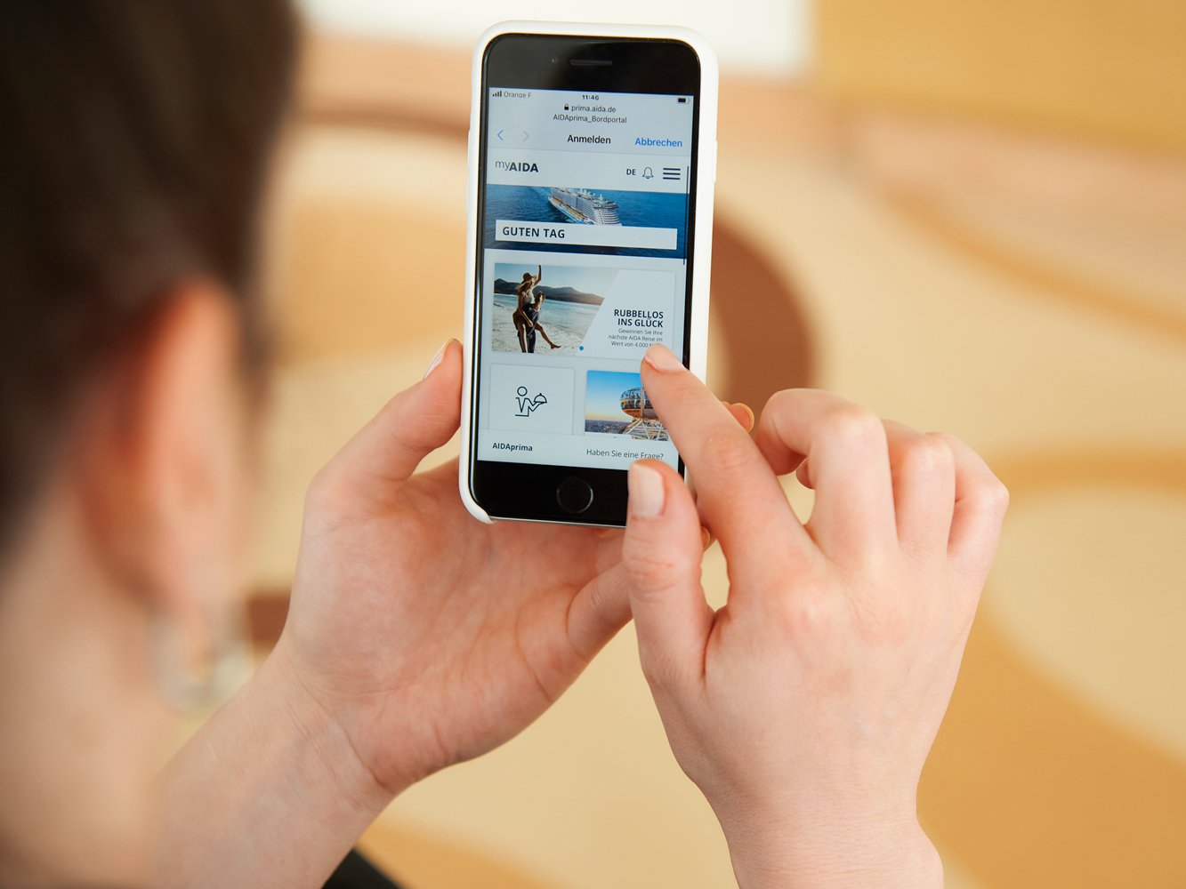Blick über die Schulter einer Frau auf ihr Smartphone, das sie in den Händen hält