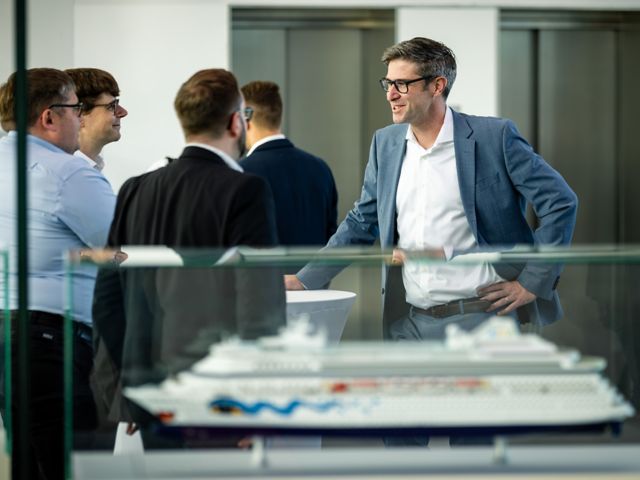 Besucher im Gespräch