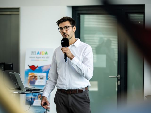 Ein Sprecher am Mikrofon