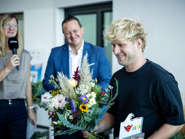 Übergabe eines Blumenstraußes an den Sieger Dekarbonisierung