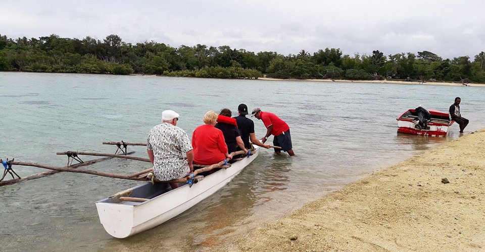 Mit dem Kanu zu den Korallenriffen von Ifira Island 