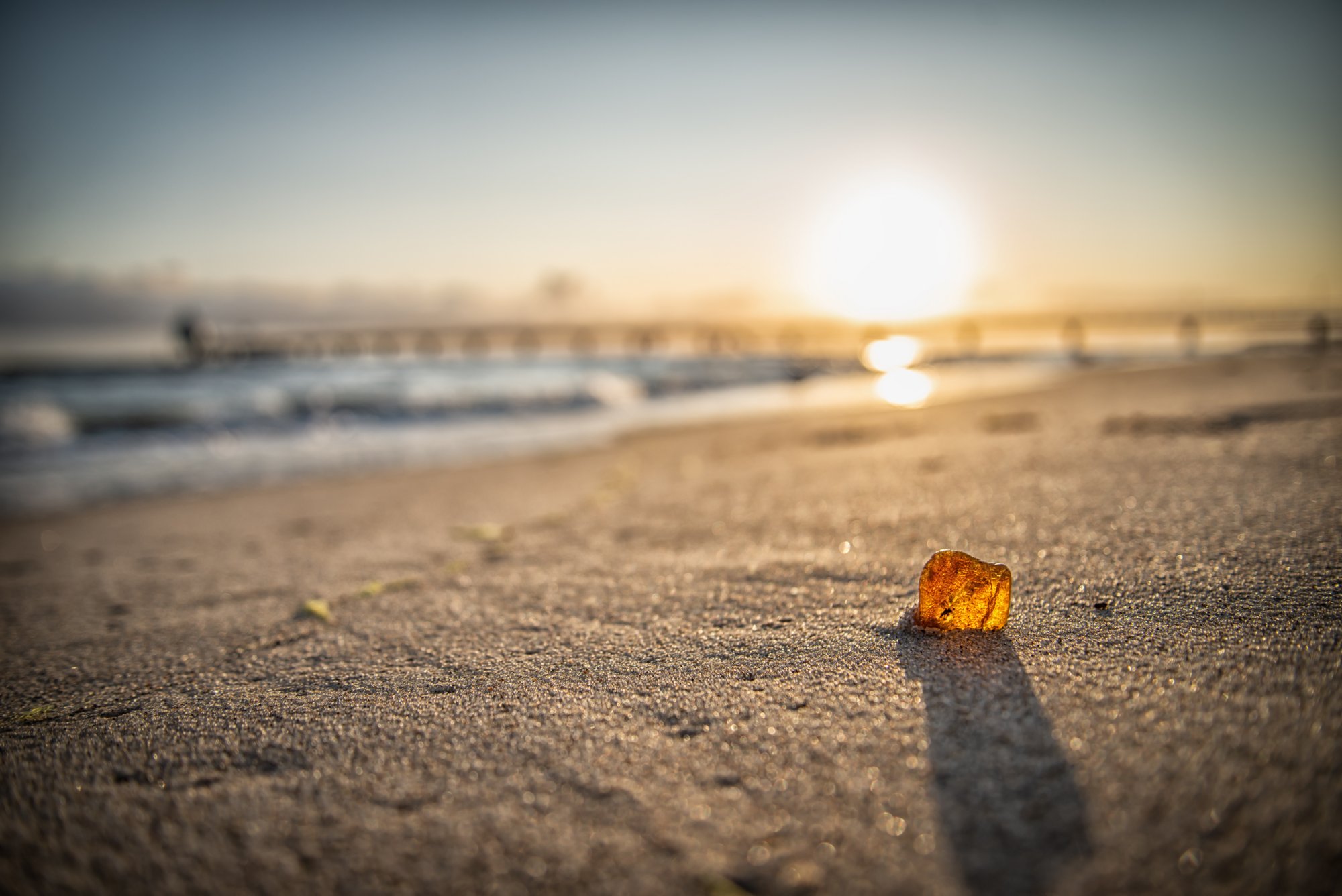 Stein am Strand wirft Schatten
