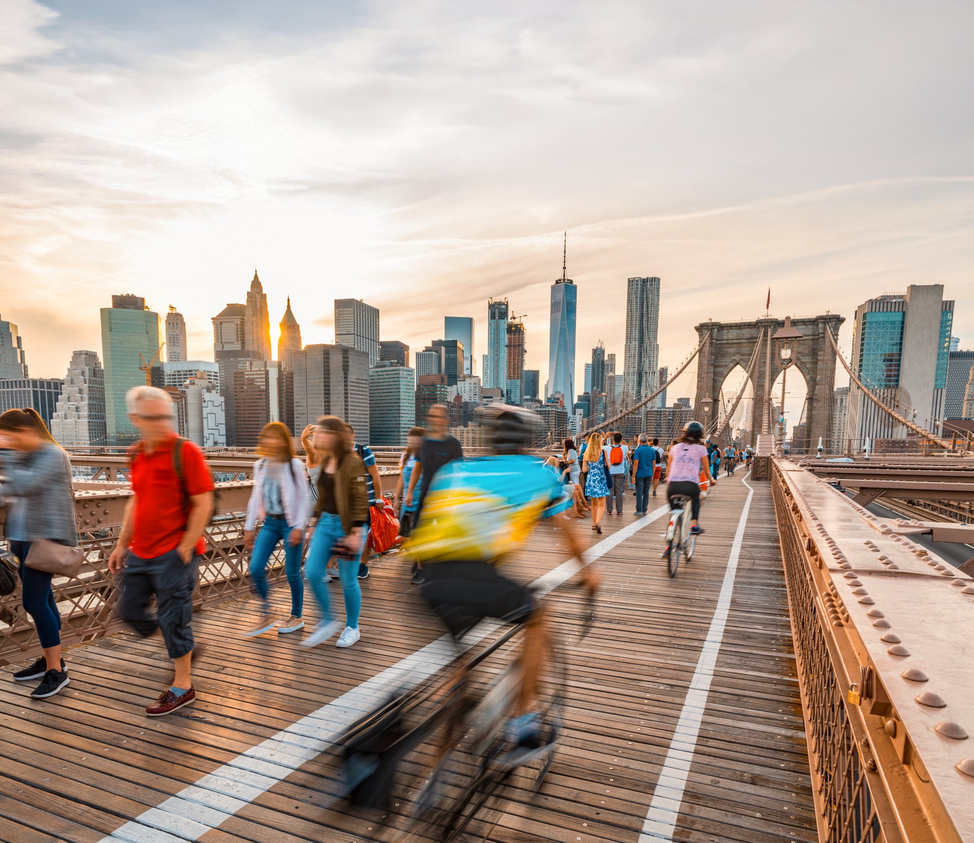 Fahrradfahrer auf einer Brücke in New York