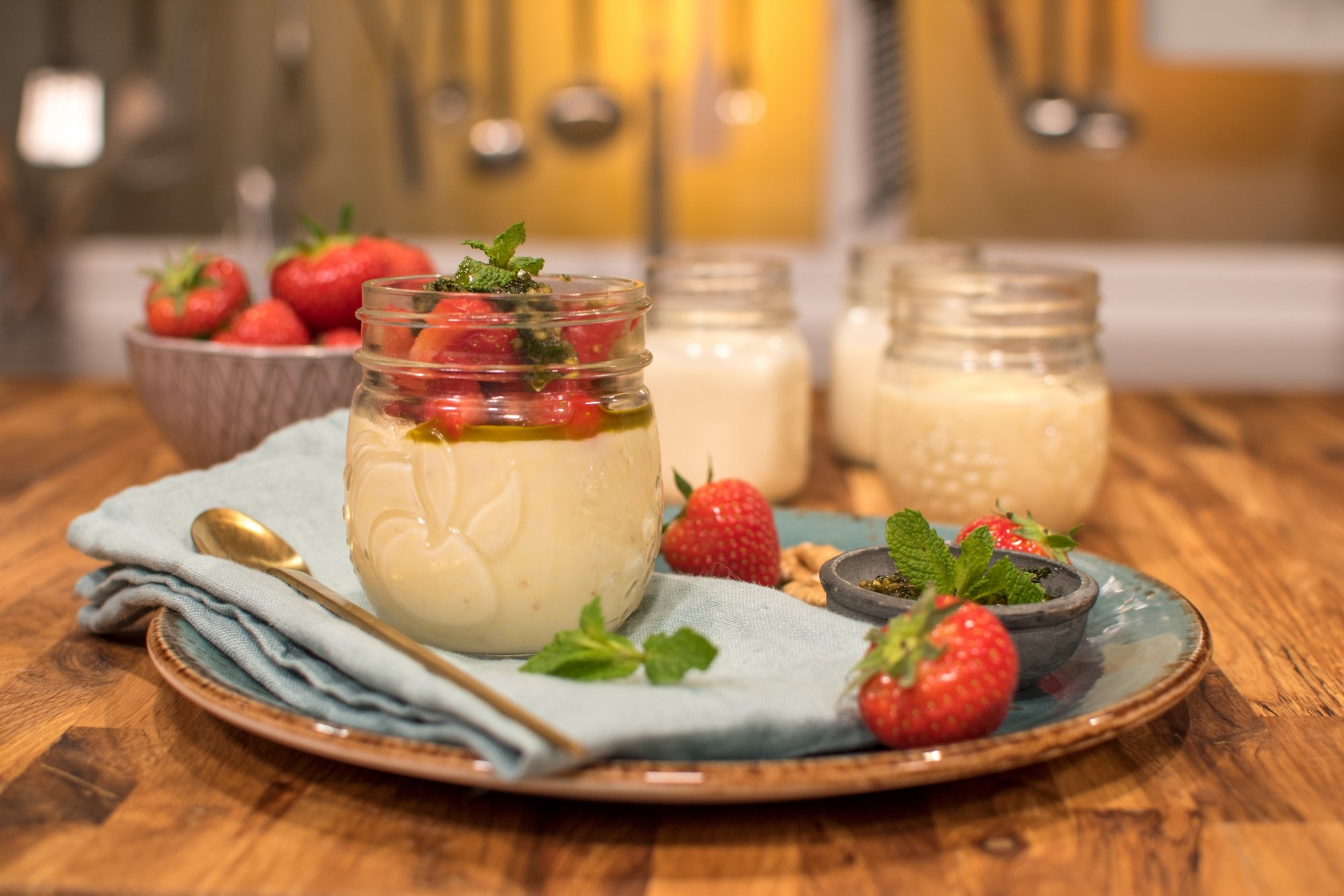 Dessert in Gläsern angerichtet mit frischen Erdbeeren
