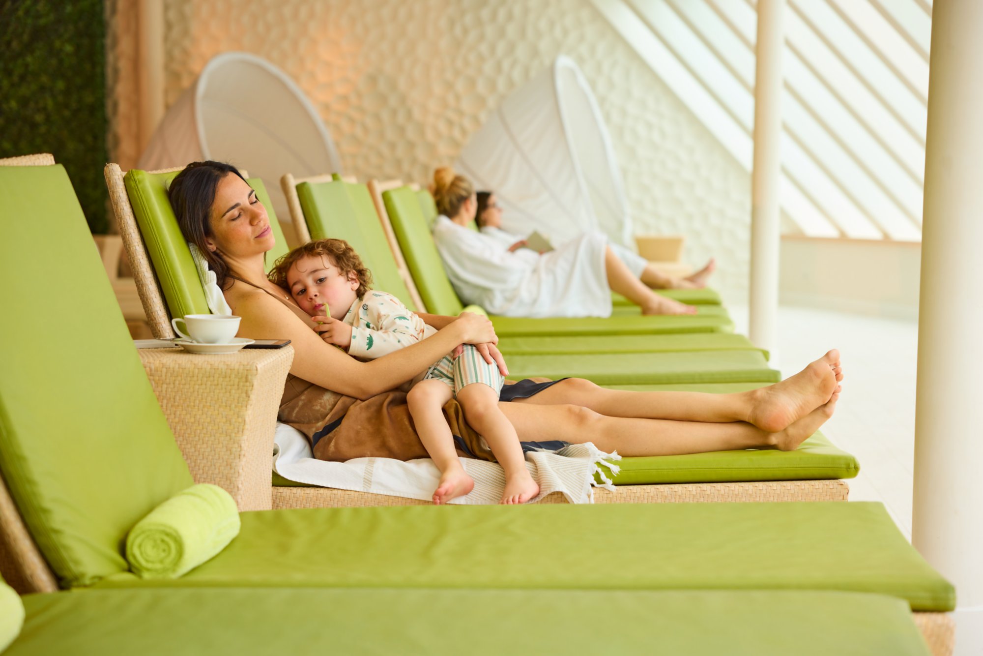 Mutter kuschelt mit Kind im Spa
