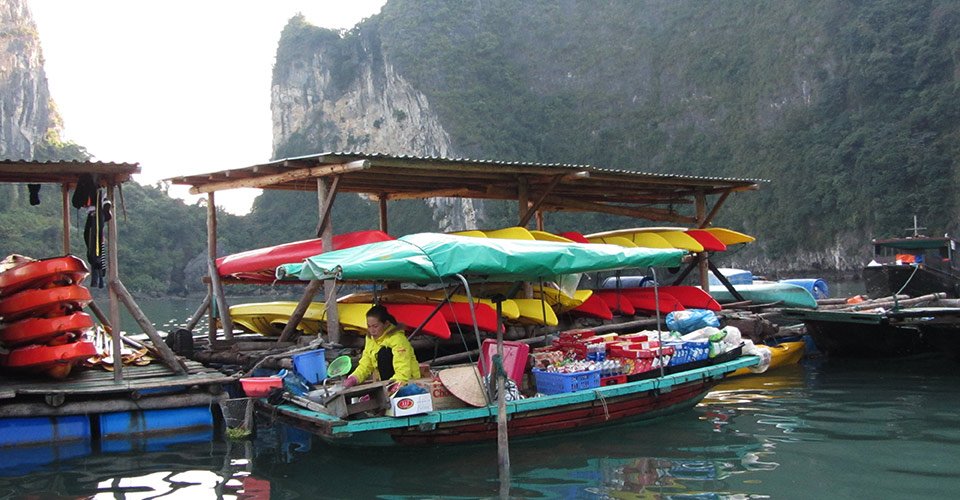 Bucht von Halong und schwimmendes Fischerdorf